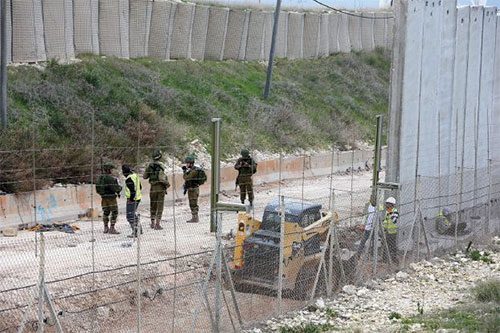 soldados de la ocupación israelí ante el muro